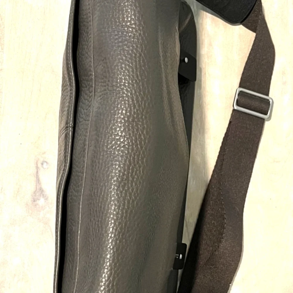 Rare Ecco Unisex Ely Grey Pebbled Leather Messenger Bag is Pristine